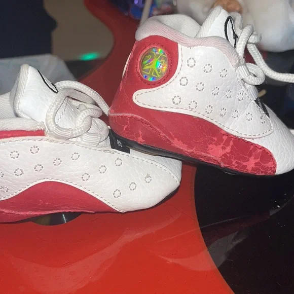 Red and white baby shoes Left side red color is peeling as shown in the pictures - Picture 3 of 7